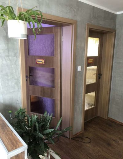 Cementový povrch upravený olejem náhled dveře rodinný dům v Praze