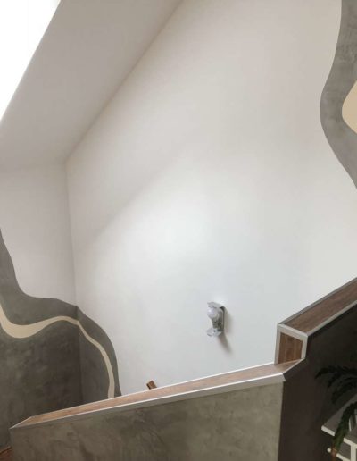 Cementový povrch upravený olejem pohled na schodiště 2 rodinný dům v Praze