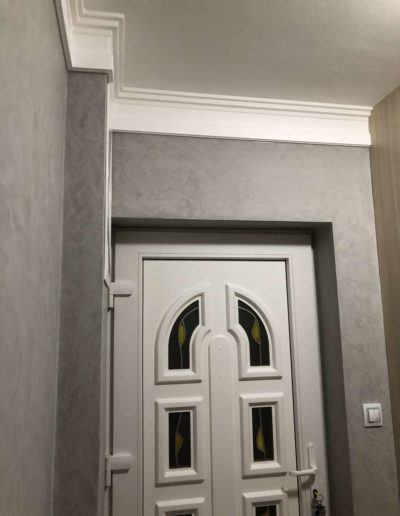 Cementový povrch pandomo s jemným dekorem šedivý dům Česká Lípa pohled na vstupní dveře 2