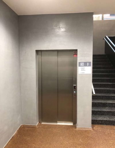 Cementový povrch Facebeton, omyvatelná úprava, pohled na výtah a schody lázeňský dům Teplice